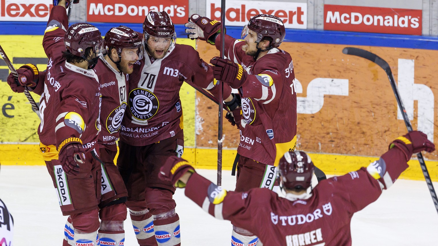 Geneve-Servette&#039;s forward Linus Omark, 2nd left, celebrates his goal with his teammates, after scoring the 2:1, during the first leg of the National League Swiss Championship semifinal playoff ga ...