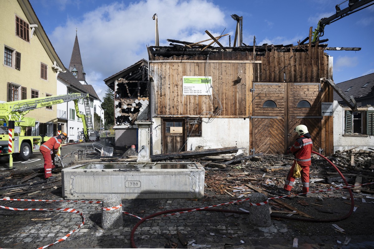 Feuerwehrmaenner helfen beim Brand am Samstag, 16. Maerz 2024 in Elgg. Mehrere Gebaeude sind im Dorfzentrum von Elgg ZH in der Nacht auf Samstag in Brand geraten. Mehrere Dutzend Personen mussten laut ...