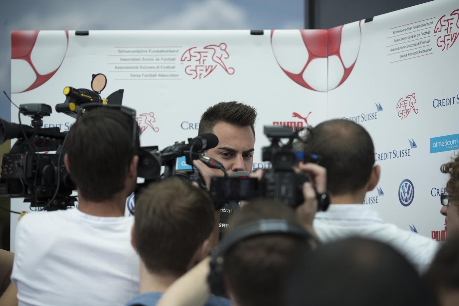 ... wird sogleich von Journalisten belagert.