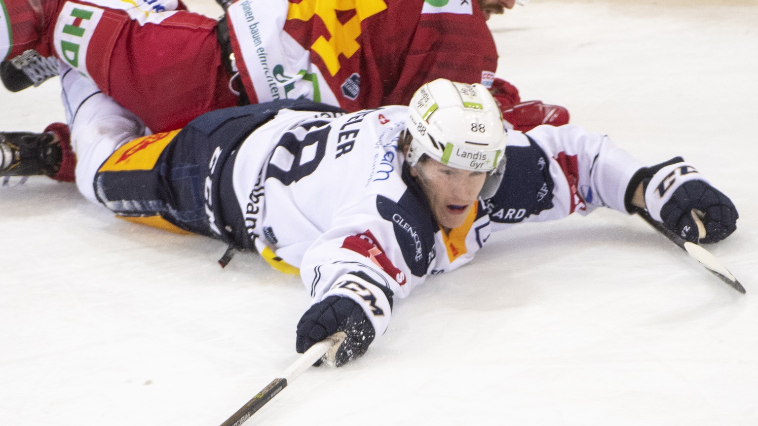 Tigers, Benjamin Neukom, links, kaempft um den Puck, gegen $Zugs Sven Senteler, rechts, waehrend dem Meisterschaftsspiel der National League, zwischen den SCL Tigers und die EV Zug, am Freitag 30. Nov ...