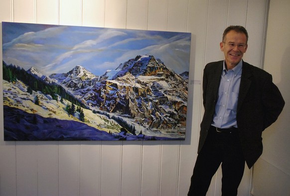 Der fruehere Bundesanwalt Valentin Roschacher praesentiert an seiner ersten Vernissage am Samstag, 24. November 2007 in Bern sein Gemaelde &quot;Eiger, Moench und Jungfrau mit Schwarzmoench im Vorderg ...