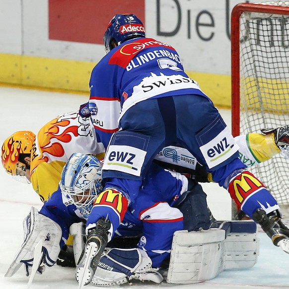 SCB-Stürmer Conacher wird von ZSC-Verteidiger Blindenbacher bearbeitet, nachdem er Goalie Schlegel zu nahe kam.