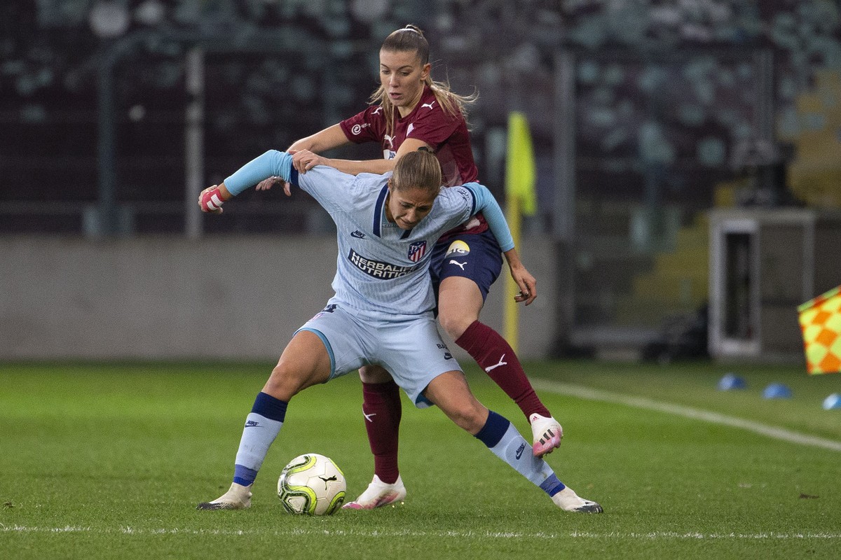 Atletico Madrid's defender Laia Aleixandri, front, fights for the ball with Servette's forward Leonie Fleury, right, during the UEFA Women�s Champions League round of 32 first leg soccer mat ...