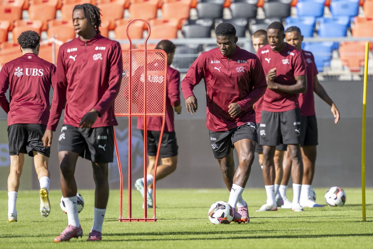 KEYPIX - Switzerland's Breel Embolo, center, during a training session the day before the FIFA 2026 World Cup Group B qualifying soccer match between Switzerland and Slovenia at the St. Jakob-Par ...