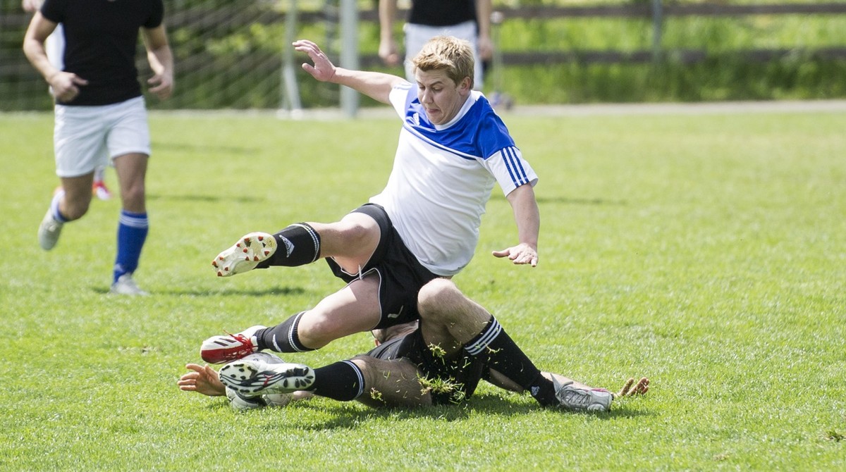 Hobbyfussballer spielen waehrend einem Gruempelturnier in Oberbueren, am Samstag, 17. Mai 2014. (PHOTOPRESS/Samuel Truempy)