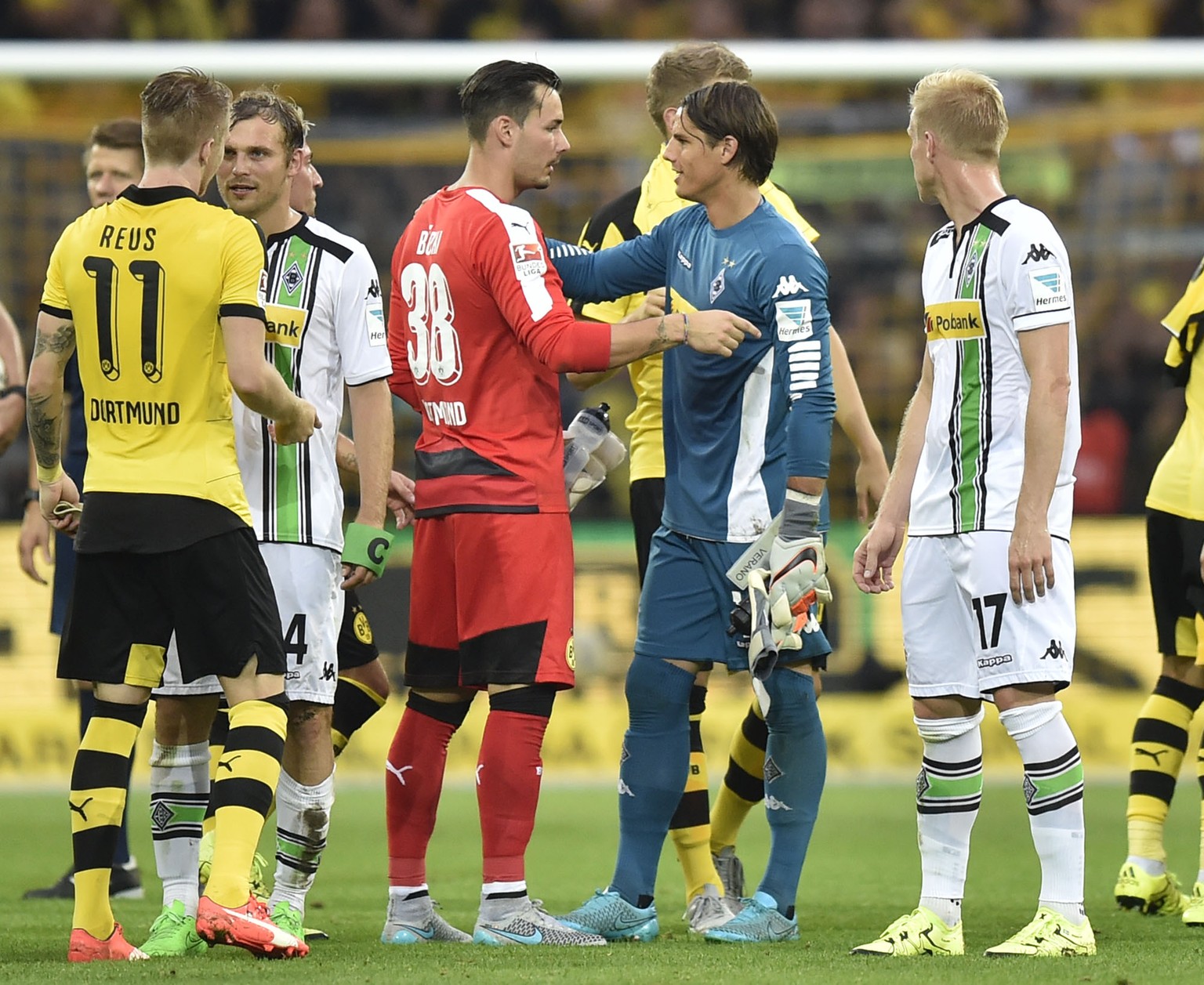 Die beiden Schweizer Nationalkeeper im Gespräch nach der Partie.