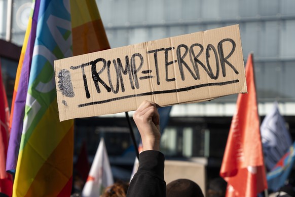 Menschen demonstrieren gegen die US Intervention in Venezuela am Sonntag, 4. Januar 2026 in Bern. Die USA haben am 3. Januar 2026 eine großangelegte militaerische Operation gestartet, bei der sie Luft ...