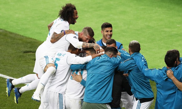 epa06765785 Real Madrid players celebrate their 3-1 lead during the UEFA Champions League final between Real Madrid and Liverpool FC at the NSC Olimpiyskiy stadium in Kiev, Ukraine, 26 May 2018. EPA/R ...