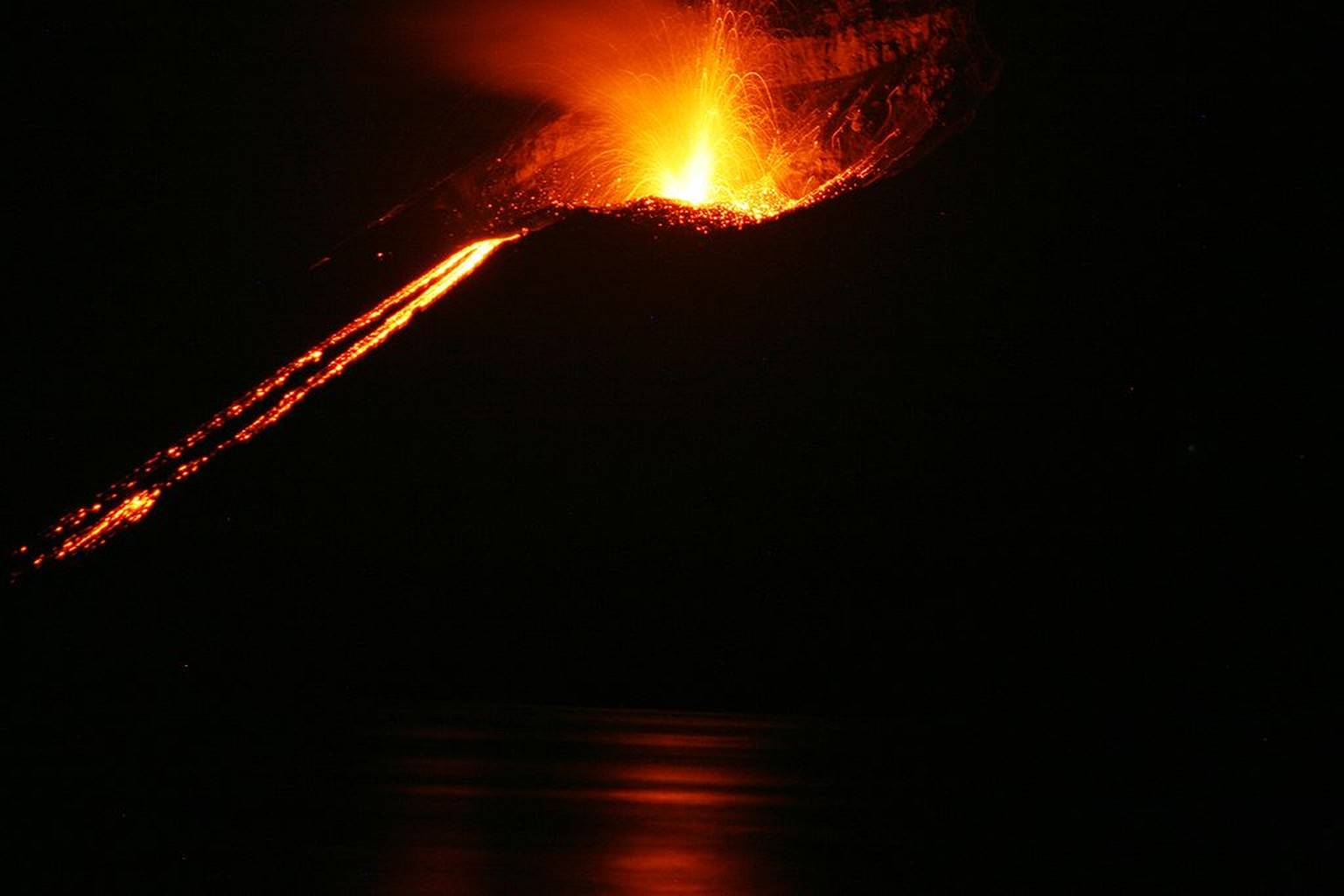 Der Krakatau ist noch immer aktiv. (Bild 2008)