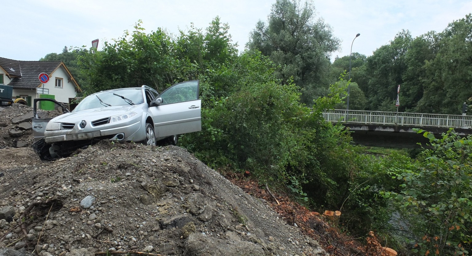 Glück im Unglück: Das Auto blieb kurz vor dem Abhang stehen.