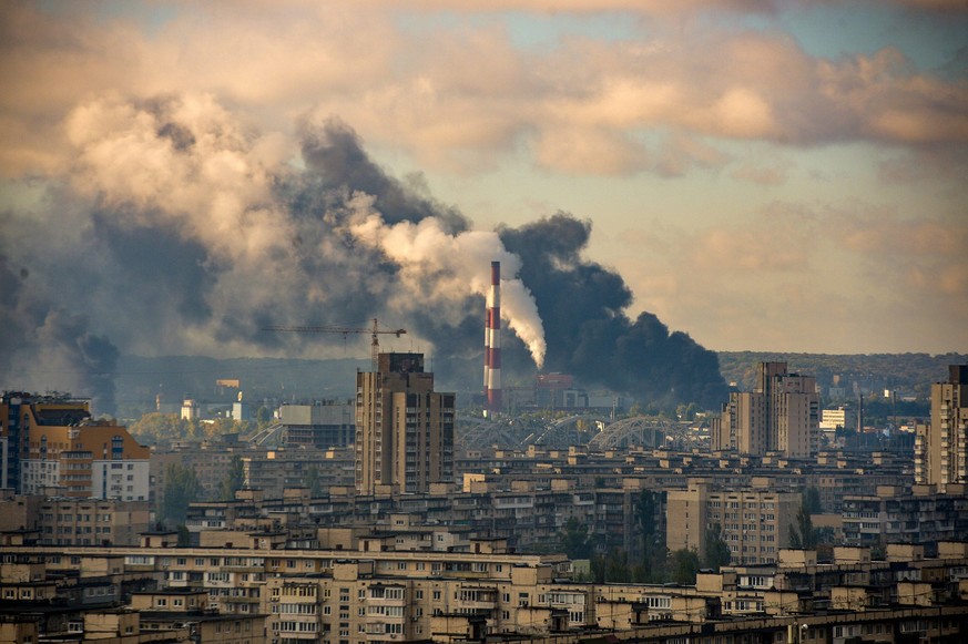 Ukraine-Konflikt, Raketenangriff auf Kiew KYIV, UKRAINE - OCTOBER 10, 2022 - Black smoke rises over the Ukrainian capital as a result of russian missile attacks, Kyiv, capital of Ukraine. PUBLICATIONx ...