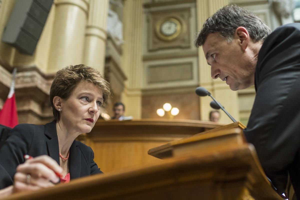 Bundesrätin Simonetta Sommaruga und Mario Gattiker, Direktor des Bundesamtes für Migration, müssen die Initiative umsetzen.
