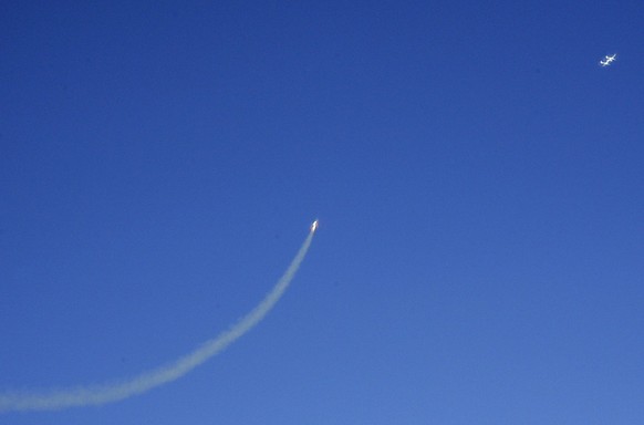 SpaceShipOne fires its rocket after separating from WhiteKnight (top-R) during the historic flight beyond Earth&#039;s atmosphere, over the Mojave Airport in Mojave, California, Monday, 21 June 2004.  ...