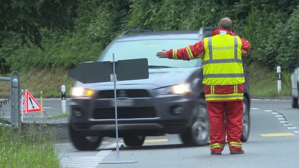 Die Feuerwehr leitet Autos um.