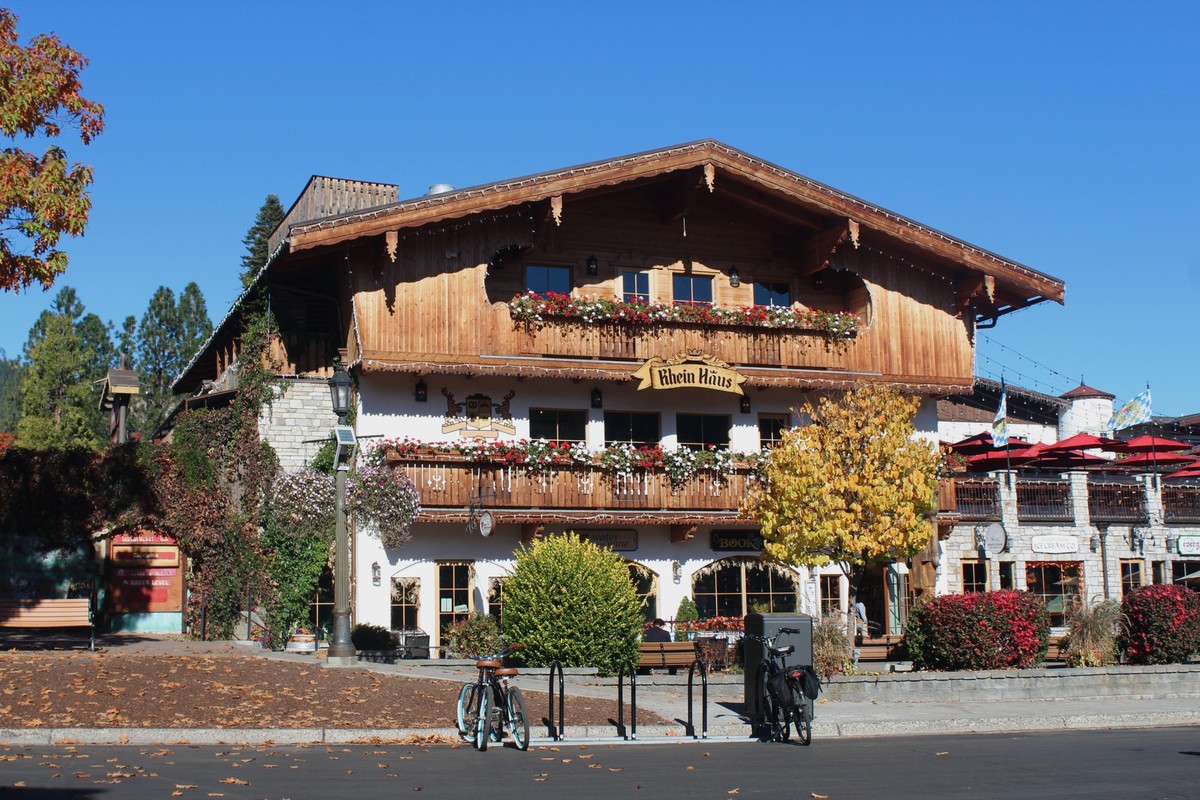 Des façades bavaroises, les montagnes de l’Etat de Washington et beaucoup de touristes: bienvenue à Leavenworth.