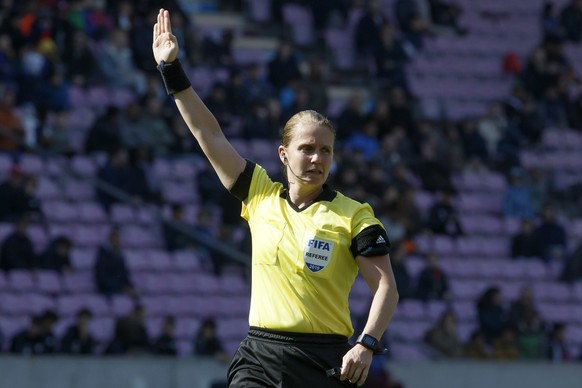 Referee Esther Staubli gestures, during the Challenge League soccer match of Swiss Championship between Servette FC and FC Chiasso, at the Stade de Geneve stadium, in Geneva, Switzerland, Sunday, Apri ...
