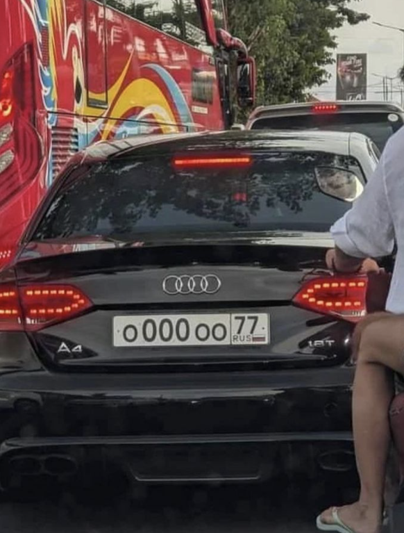 The police will take action against vehicle owners who use license plates that do not comply with the island rules.