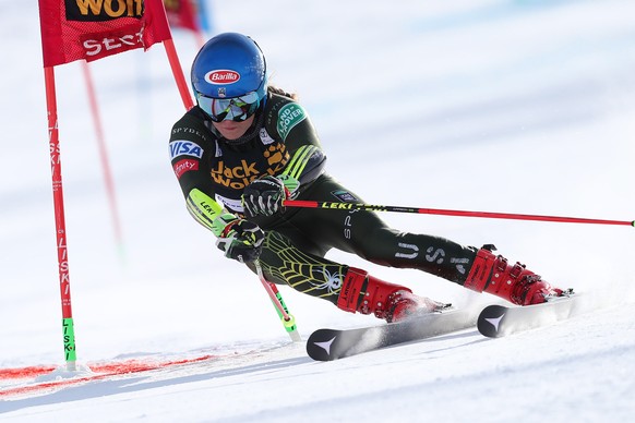 epa08141170 Mikaela Shiffrin of the USA in action during the women&#039;s Parallel Giant Slalom race at the FIS Alpine Skiing World Cup event in Sestriere, Italy, 19 January 2020. EPA/ANDREA SOLERO