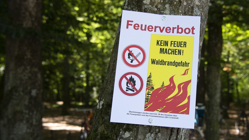 Anlaesslich des ausgesprochenen Feuerverbots im Wald und am Waldrand wurden rund um den Katzensee Verbotsschilder angebracht, grillieren an den Feuerstellen ist nicht erlaubt, am Freitag, 27. Juli 201 ...