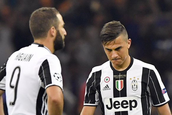 epa06008799 Juventus&#039; forwards Paulo Dybala (R) and Gonzalo Higuain react during the UEFA Champions League final between Juventus FC and Real Madrid at the National Stadium of Wales in Cardiff, B ...