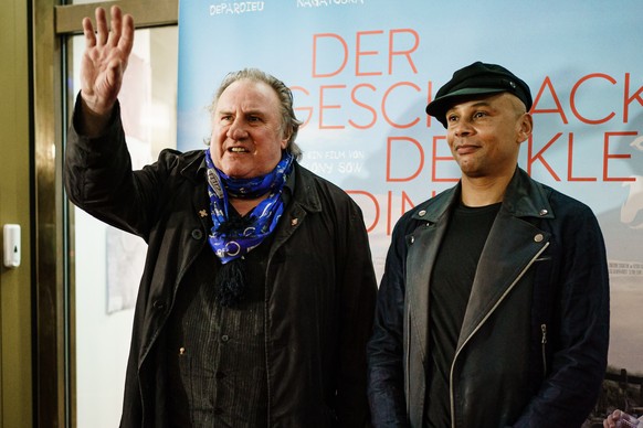 epa10402014 French actor Gerard Depardieu (L) and French director Slony Sow (R) arrive for the premiere of the movie &#039;Umami&#039; in Berlin, Germany, 12 January 2023. &#039;Umami&#039; will hit t ...