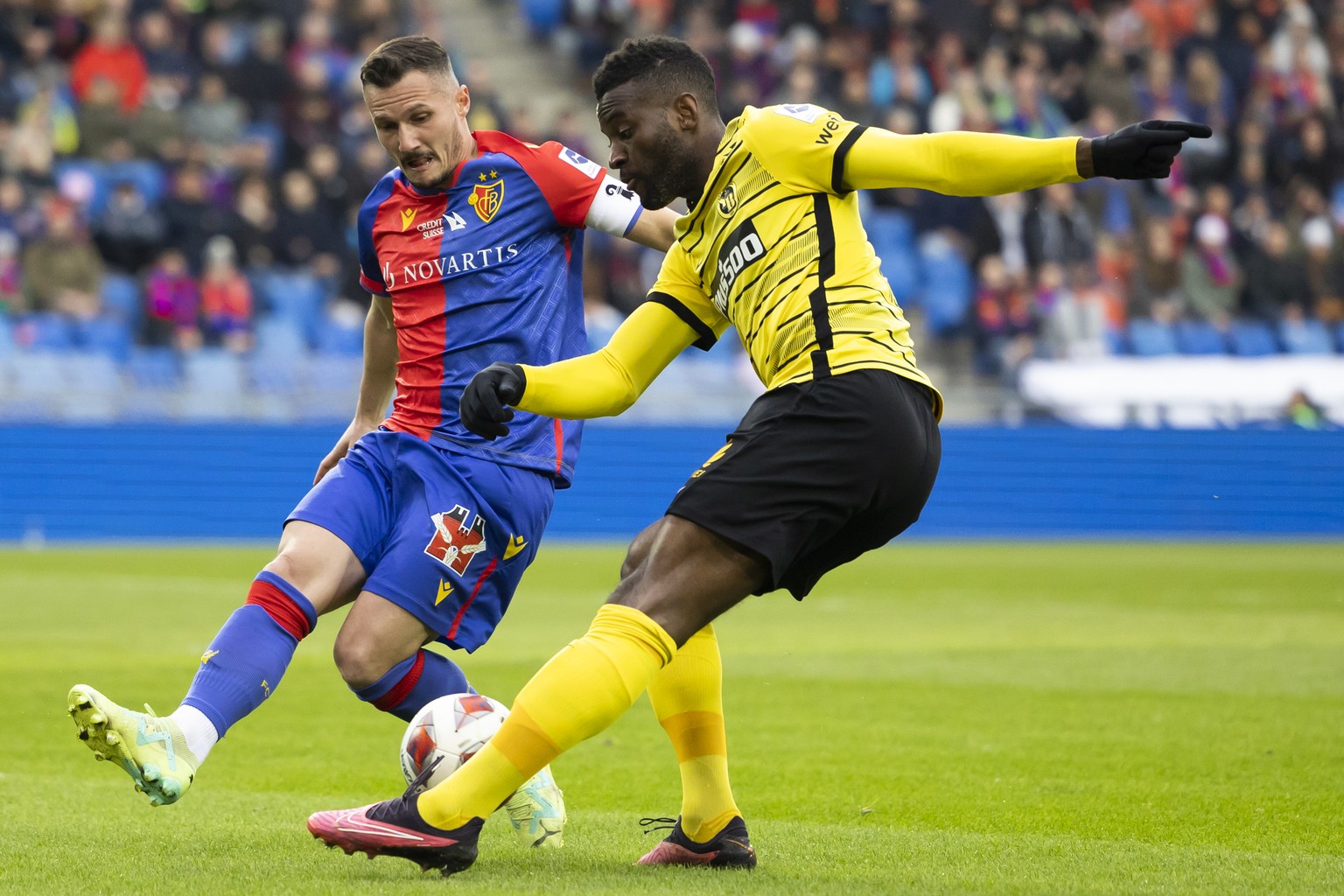 YBs Jean-Pierre Nsame, rechts, und Basels Taulant Xhaka in Aktion, im Super League Spiel zwischen dem FC Basel 1893 und dem BSC Young Boys Bern, im Stadion St. Jakob-Park in Basel, am Sonntag, 16. Apr ...