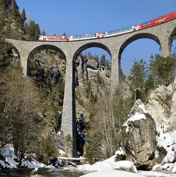 Der neue Glacier Express faehrt am 17. Maerz 2006 ueber den Landwasserviadukt bei Filisur in Richtung Alvaneu. Der Viadukt fuehrt ueber die Landwasser. Der Glacier Express verbindet seit 1930 die Tour ...