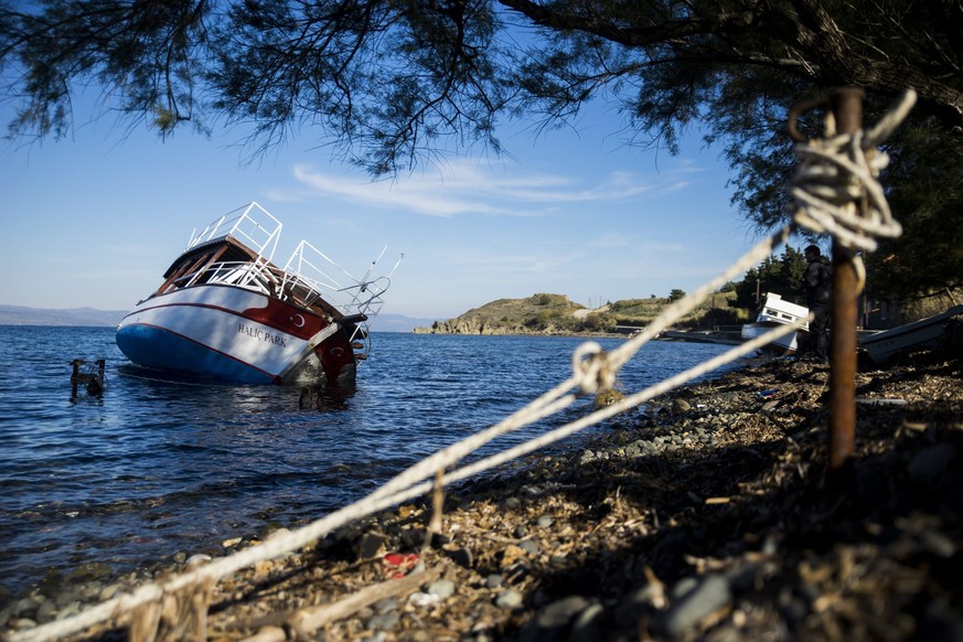 Gestrandete Flüchtlingsboote am Strand der griechischen Insel Lesbos.