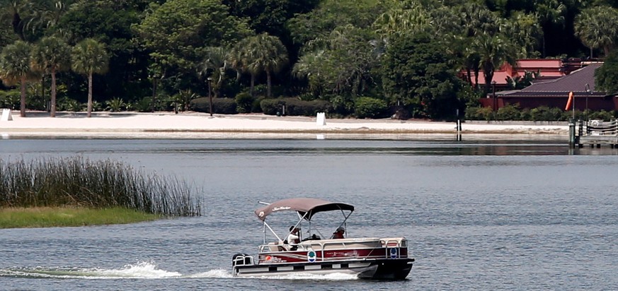 Ein Boot sucht den See im&nbsp;Walt-Disney-Park am Tag ab.