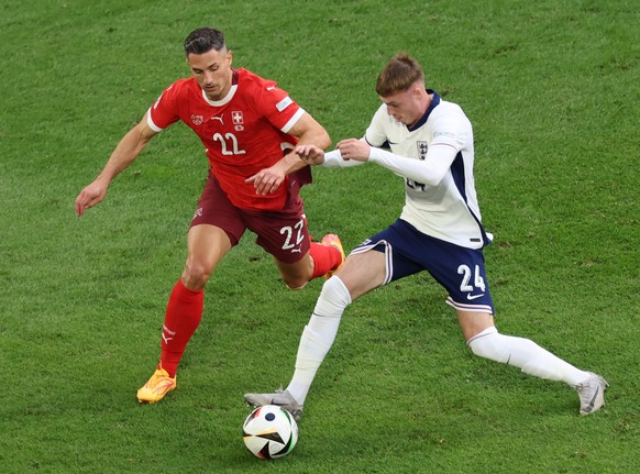 epa11463078 Fabian Schaer (L) of Switzerland and Cole Palmer of England in action during the UEFA EURO 2024 quarter-finals soccer match between England and Switzerland, in Dusseldorf, Germany, 06 July ...