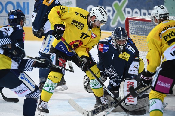 Bern&#039;s player Gian-Andrea Randegger, left, trys to score against Ambri&#039;s goalkeeper Benjamin Conz, right, during the preliminary round game of National League Swiss Championship between HC A ...