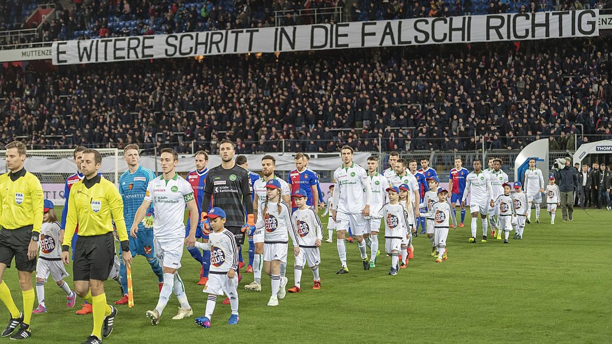 Die Fans der Muttenzer Kurve begruessen die Mannschaften mit einem Transparent mit der Aufschrift "E witere Schritt in die falschi Richtig" zu Beginn des Fussball Meisterschaftsspiels der Su ...