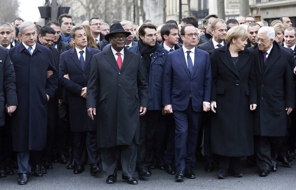 Der malische Präsident Ibrahim Boubakar Keita (Mitte, neben Francois Hollande): Die malische Regierung wies 2013 eine französische Journalistin aus, nachdem sie berichtet hatte, malische Soldaten hätt ...