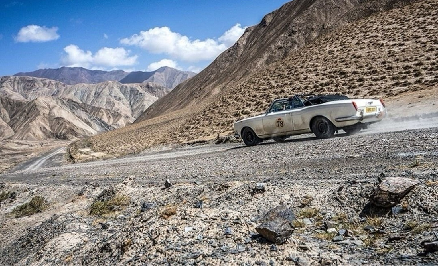 Im 1968er Rolls-Royce Cabrio von Beijing nach Paris 
Nigel Keen am 2024 Peking to Paris Rally. 
https://www.hero-era.com/rallies/2024/05/peking-to-paris-2024 
@Will_Broadhead_Photo
@BluePassion_Photo