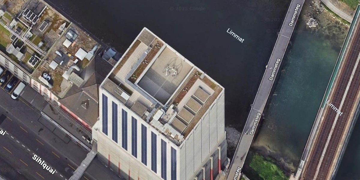 Der Swissmill-Tower von oben. Deutlich zu sehen sind die Plastik, der Innenhof und die darüberliegende Terrasse.