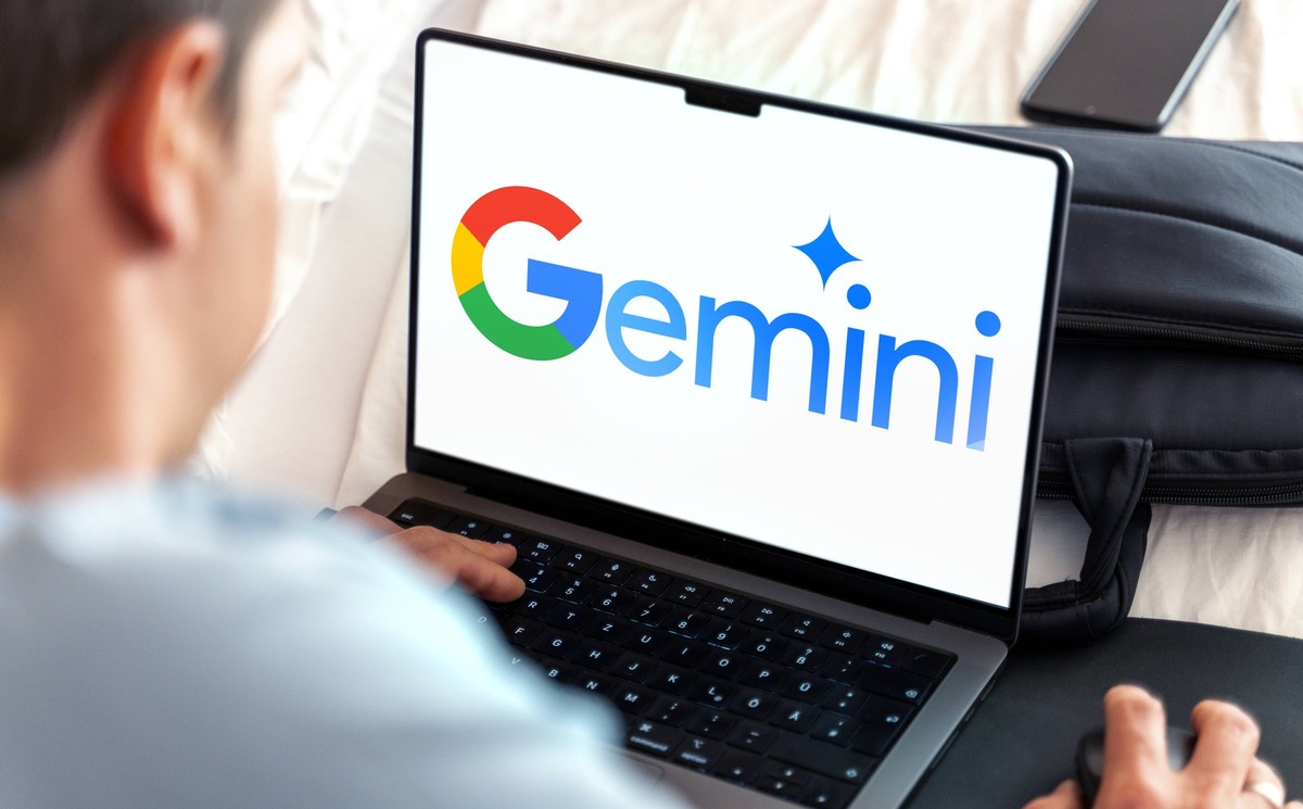 February 10, 2024: Man at laptop computer with the AI chatbot Google Gemini logo on the screen. PHOTOMONTAGE *** Mann an Laptop Computer mit dem KI-Chatbot Google Gemini Logo auf dem Bildschirm. FOTOM ...