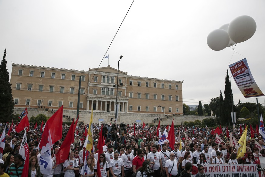 Zehntausende Griechen demonstrieren vor dem Parlament in Athen.