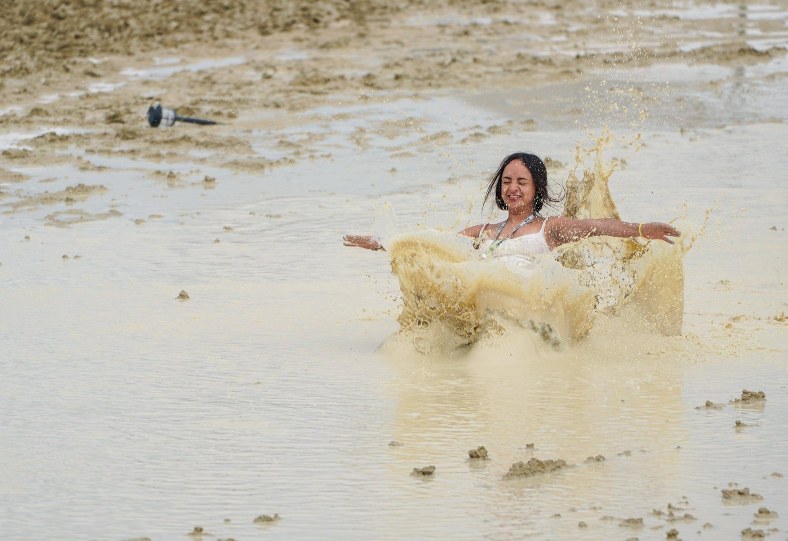 Syndication: Reno Gazette Journal Shai Peza of Chicago frolics in the mud and water at Burning Man on Saturday. , EDITORIAL USE ONLY PUBLICATIONxINxGERxSUIxAUTxONLY Copyright: xTrevorxHughesx 21339640