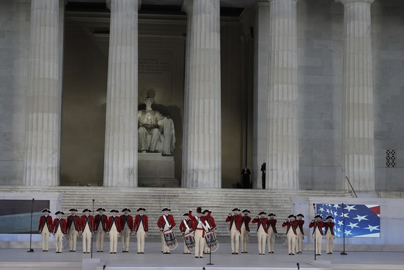 The U.S. Army Old Guard Fife and Drum Corps perform at a pre-Inaugural &quot;Make America Great Again! Welcome Celebration&quot; at the Lincoln Memorial in Washington, Thursday, Jan. 19, 2017. (AP Pho ...