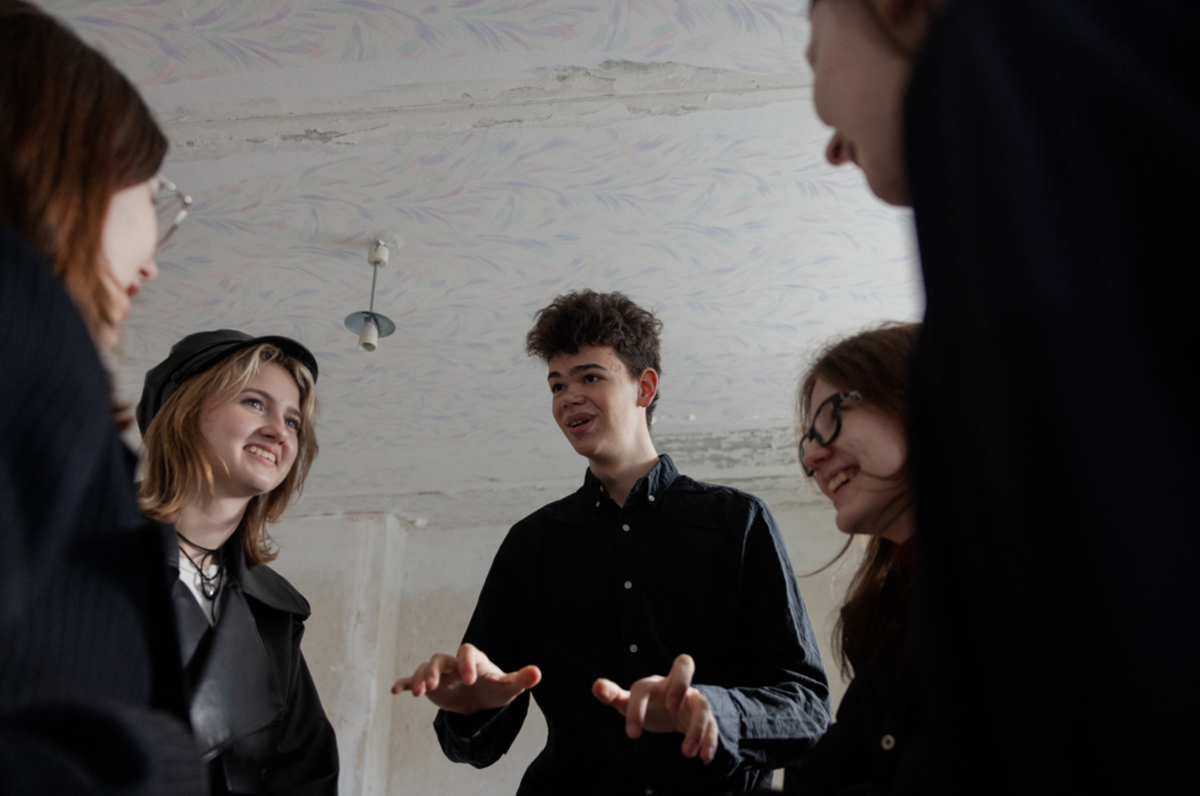 Les adolescents ukrainiens qui vivent non loin du front gardent le sourire.