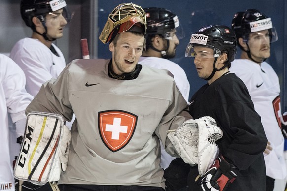 Goaltender Leonardo Genoni, left, and Denis Malgin of Switzerland speak during a training session during the Ice Hockey World Championship in Paris, France on Friday, May 12, 2017. (KEYSTONE/Peter Sch ...