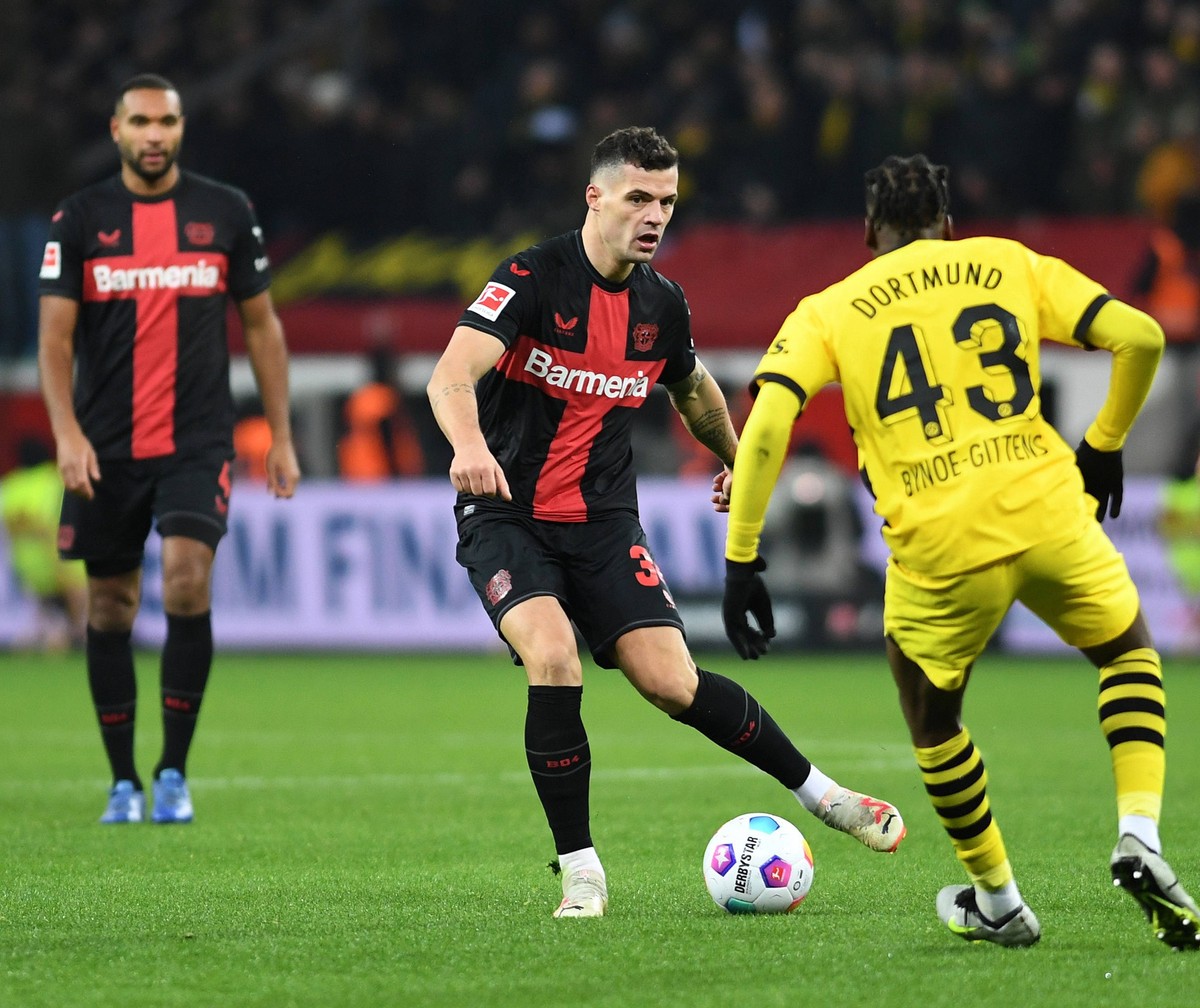 03.12.2023, Leverkusen, Germany, BayArena, Bayer 04 Leverkusen vs Borussia Dortmund - Bundesliga, Granit Xhaka Bayer 04 Leverkusen und Jamie Bynoe-Gittens Borussia Dortmund im Zweikampf Foto Ralf Tree ...