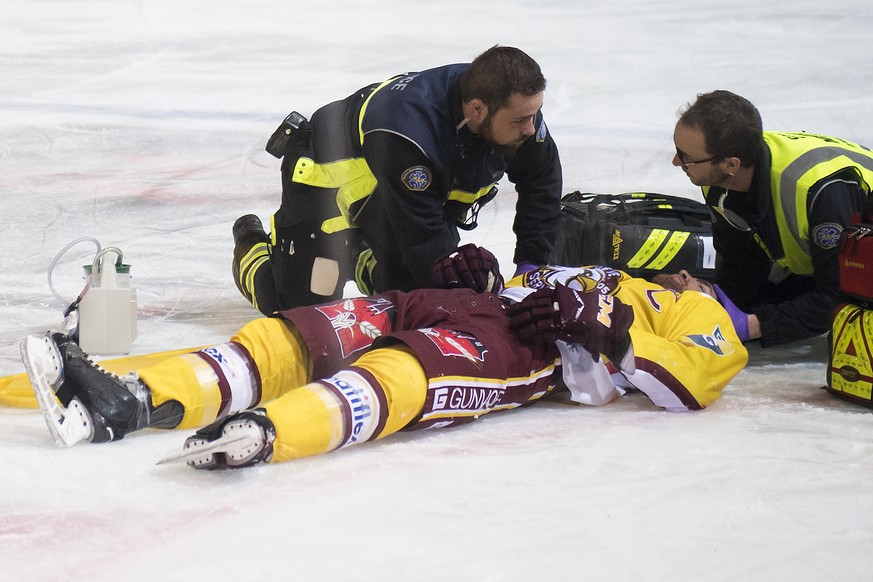 Aerzte kuemmern sich um den Servette Stuermer Jim Slater, USA, der benommen am Boden liegt beim Eishockey Meisterschaftsspiel der National League A zwischen den HC Fribourg Gotteron und dem Geneve-Ser ...