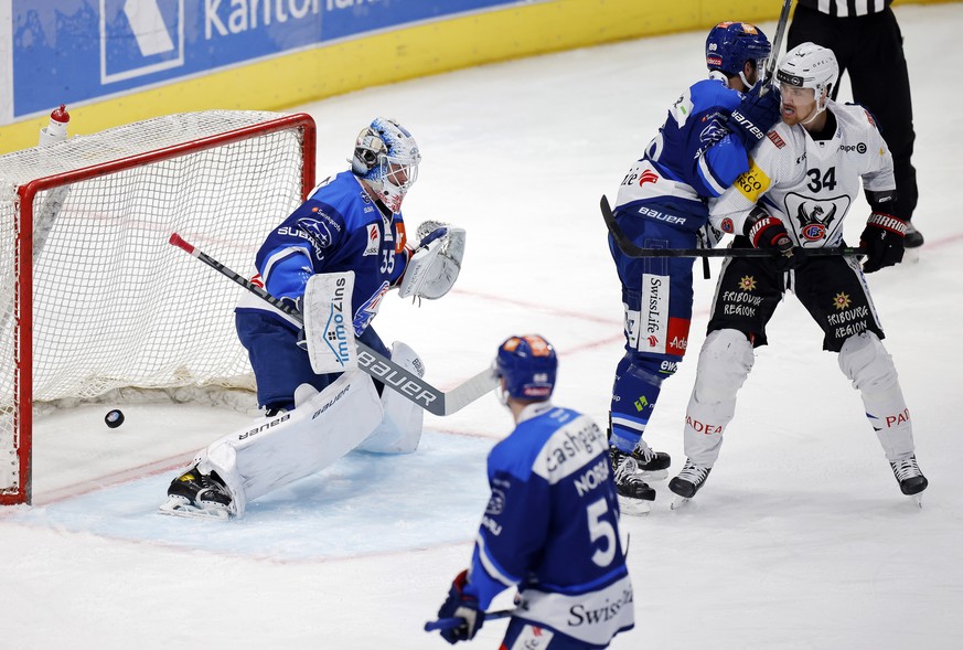 Zuerichs goalkeeper Ludovic Waeber, links, verfehlt ein Puck von Gotterons Sandro Schmid zum Tor zum 1:2, neben Maxim Noreau, vorne, Dominik Diem, Mitte, und Gotterons Daniel Brodin, rechts, im Eishoc ...