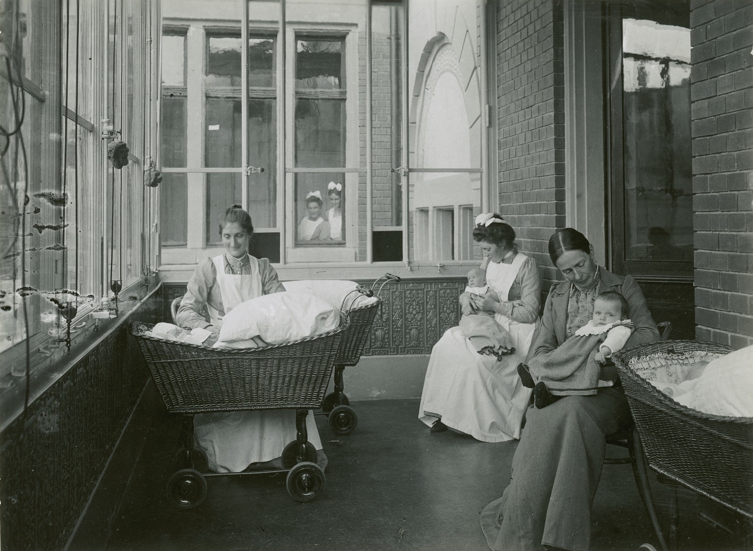 Originalbeschreibung von Arnold Heim: Frau Dr. med. Marie Heim in der Kinderstube der Pflegerinnenschule Carmenstr. 40 in Hottingen