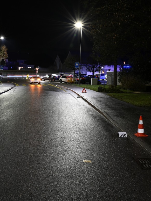 Fahrzeug bei Nacht auf einer Strasse