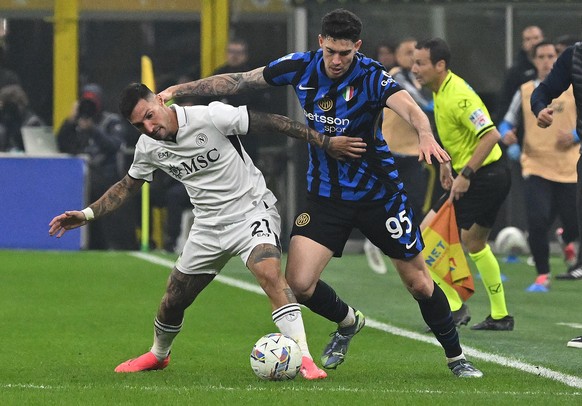 epa11713793 Napoli���s Matteo Politano (L) and Inter Milan���s Alessandro Bastoni in action during the Italian Serie A soccer match between Inter and Napoli at Giuseppe Meazza stadium in Milan, Italy, ...