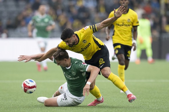 Loris Benito (YB), rechts, kaempft um den Ball mit Alessandro Vogt (SG) im Fussball Meisterschaftsspiel der Swiss Super League zwischen BSC Young Boys, YB, und FC St.Gallen 1879, SG, vom Sonntag, 19.  ...