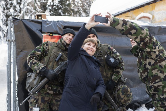 VBS-Departementschefin Viola Amherd Truppen posiert mit den Truppen im WEF-Einsatz, aufgenommen am Mittwoch, 23. Januar 2019 in Davos. (KEYSTONE/Ennio Leanza)