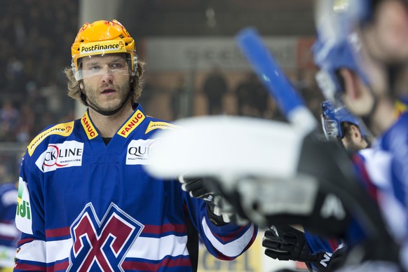 Der Bieler Ahren Spylo klascht ab beim Eishockey Meisterschaftsspiel der National League A zwischen dem EHC Biel-Bienne und dem HC Lugano am Samstag, 18. Januar 2014, in der Eishalle in Biel. (PHOTOPR ...